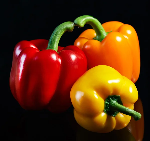 Tre peperoni freschi colorati . — Foto Stock