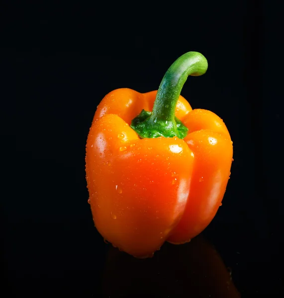 su damlaları ile kaplı, taze turuncu biber.