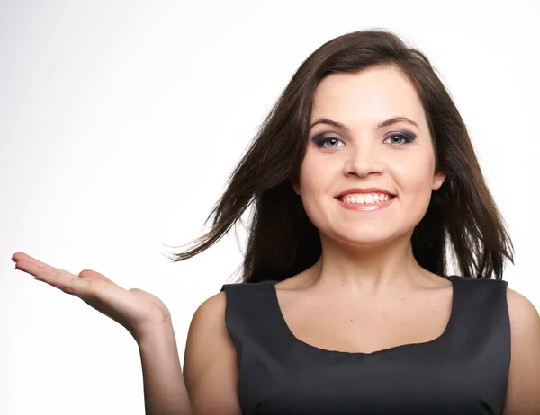 Attraente giovane donna in un abito da lavoro grigio. Donna tiene un — Foto Stock