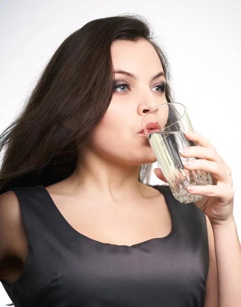 Attraktive junge Frau im grauen Businesskleid. Trinkende Frau — Stockfoto