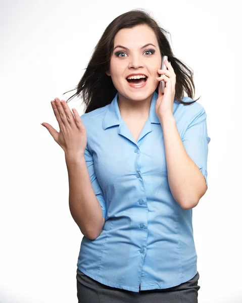 Überraschte junge Frau in blauer Bluse. Frau spricht auf einem Handy — Stockfoto