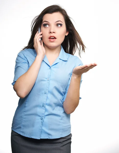Uma jovem surpresa de blusa azul. Mulher falando em um mobil — Fotografia de Stock