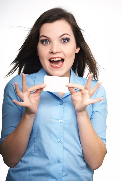 Überraschte junge Frau in blauem Hemd. Frau hält Plakat in der Hand. — Stockfoto