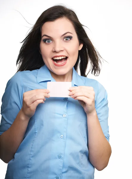 Una giovane donna sorpresa con una camicia blu. Donna tiene un poster . — Foto Stock