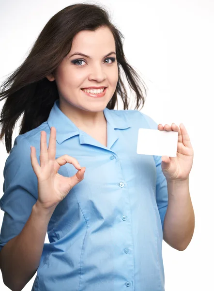 Uma jovem atraente com uma camisa azul. Mulher segura um cartaz e — Fotografia de Stock