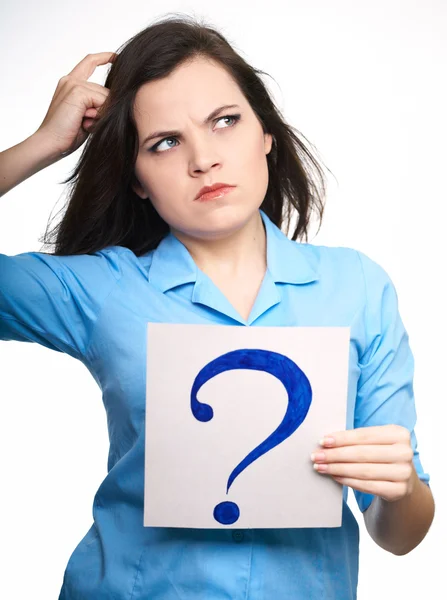 Attraktiv ung kvinna i en blå skjorta. kvinnan har en affisch wit — Stockfoto
