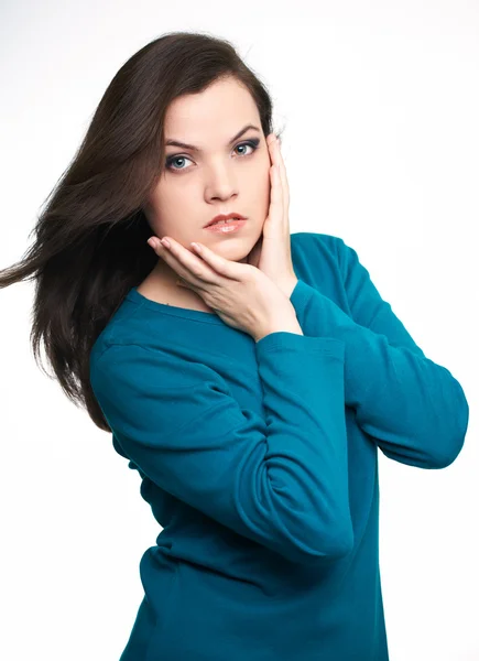 Attraktive junge Frau im blauen Hemd. Haare in Bewegung. — Stockfoto