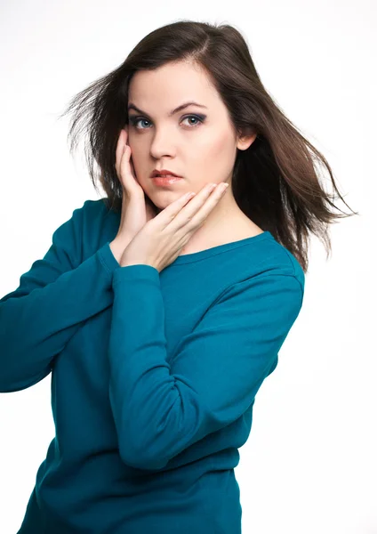 Aantrekkelijke jonge vrouw in een blauw shirt. haar in beweging. — Stockfoto