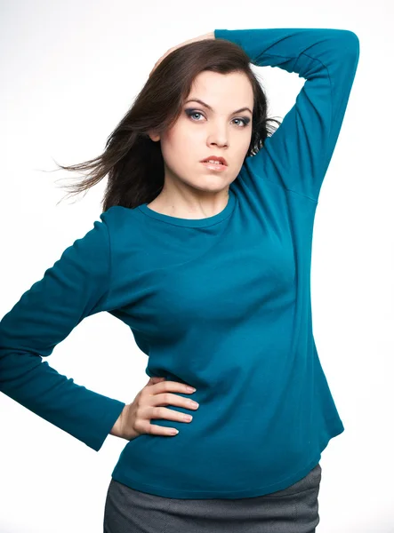 Atractiva joven con camisa azul y falda gris. Cabello en m —  Fotos de Stock