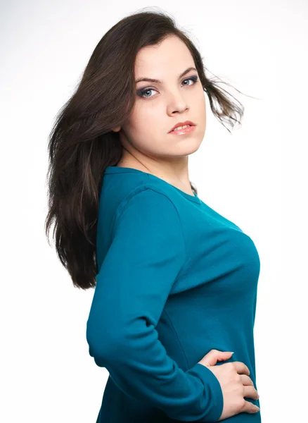Attraktive junge Frau im blauen Hemd. Haare in Bewegung. — Stockfoto