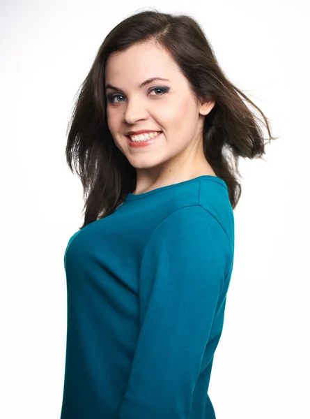Una joven feliz con una camisa azul. Cabello en movimiento . — Foto de Stock