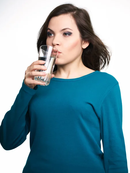 Attraktive junge Frau im blauen Hemd. Frau trinkt Mineralwasser — Stockfoto