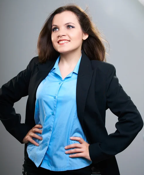 Attraktiv ung kvinna i en svart jacka. tittar in i övre — Stockfoto