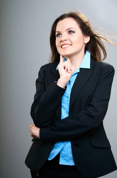 Attraktiv ung kvinna i en svart jacka. kvinnan håller fingret — Stockfoto