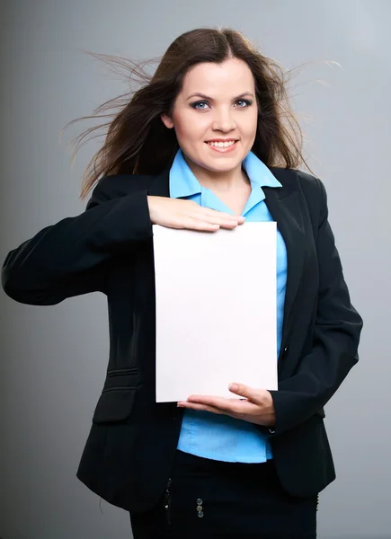 Atrakcyjna młoda kobieta w czarnej kurtce. kobieta trzyma plakat. — Zdjęcie stockowe