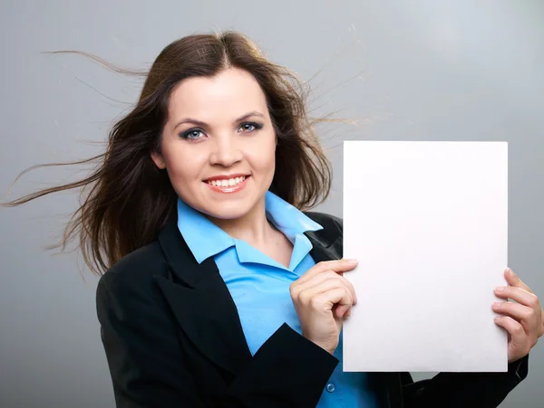 Attraktive junge Frau in schwarzer Jacke. Frau hält Plakat in der Hand. — Stockfoto