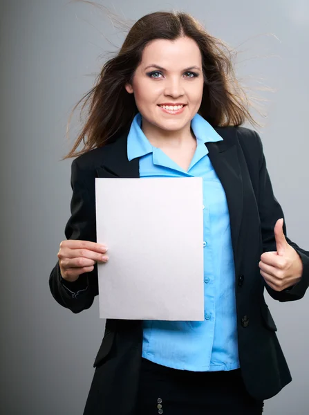 有魅力的年轻女人穿黑夹克。女人拥有一张海报 — 图库照片