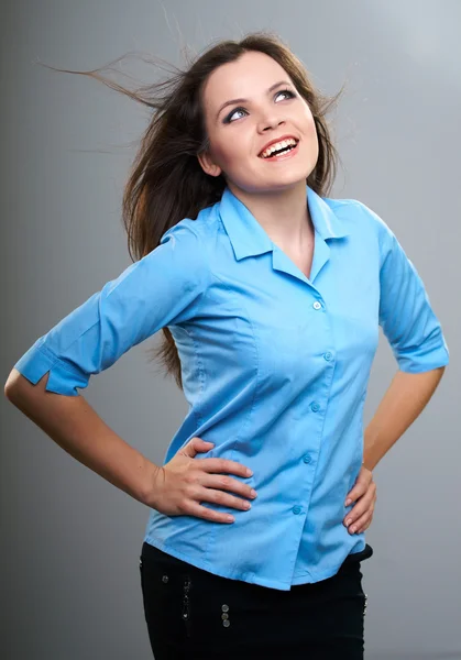 Uma jovem atraente com uma camisa azul. Olhando para a esquerda. Hai. — Fotografia de Stock