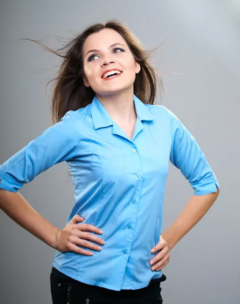 Ελκυστική νεαρή γυναίκα σε ένα μπλε πουκάμισο. εξετάζει το ανώτερο-r — Φωτογραφία Αρχείου