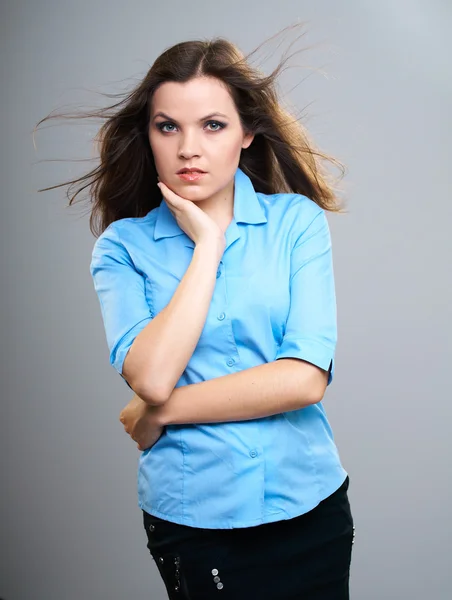 Attraktive junge Frau im blauen Hemd. Haare in Bewegung. — Stockfoto