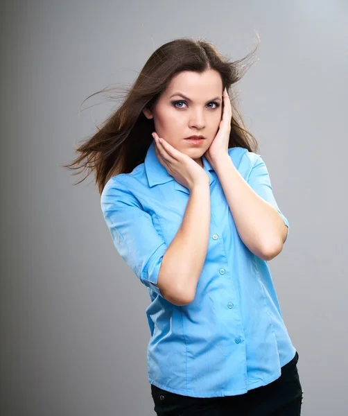 Aantrekkelijke jonge vrouw in een blauw shirt. haar in beweging. — Stockfoto