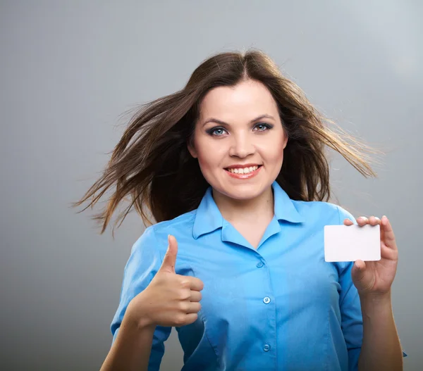 Attraktive junge Frau in blauer Bluse. Frau hält ein Plakat in die Höhe — Stockfoto