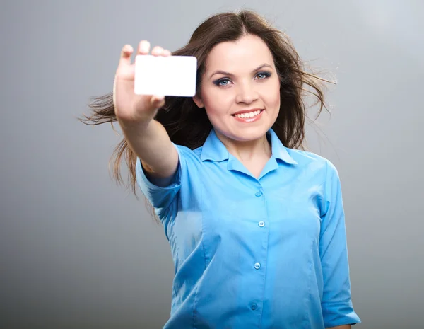 Uma jovem atraente de blusa azul. Mulher segura um cartaz . — Fotografia de Stock