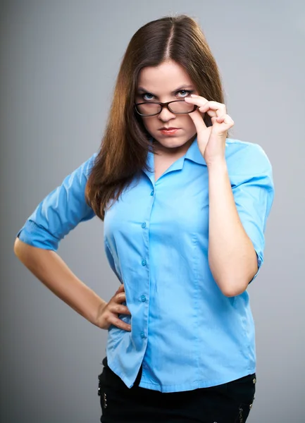 Mujer joven atractiva en una blusa azul y gafas . — Foto de Stock