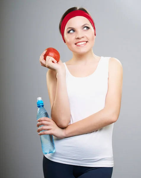 Mujer joven atractiva en ropa de fitness. Mujer sosteniendo una botella o —  Fotos de Stock