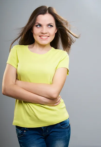 Aantrekkelijke jonge vrouw in een gele overhemd. permanent met gevouwen h — Stockfoto