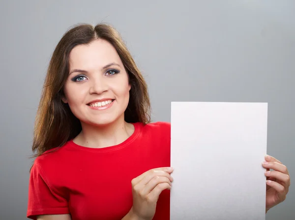 Aantrekkelijke jonge vrouw in een rode shirt. vrouw houdt een poster. — Stockfoto