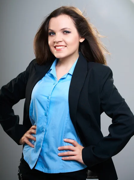 Una joven atractiva con una chaqueta negra. Cabello en movimiento . Imágenes De Stock Sin Royalties Gratis