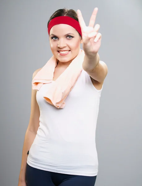 Çekici genç kadın bir beyaz gömlek spor. kadın bir sy gösterir — Stok fotoğraf