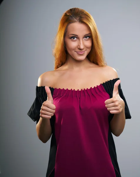 Una joven atractiva con un vestido. Mostrando pulgares hacia arriba con ambas h — Foto de Stock