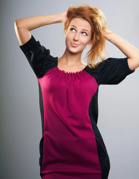 Aantrekkelijke jonge vrouw in een jurk. op zoek naar de rechterbovenhoek — Stockfoto