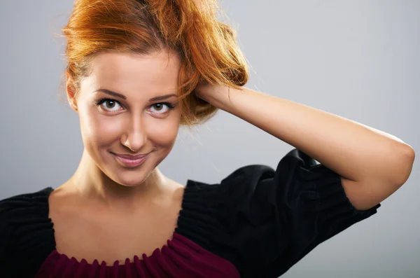 Portrét atraktivní mladá žena s červenými vlasy v šatech. — Stock fotografie