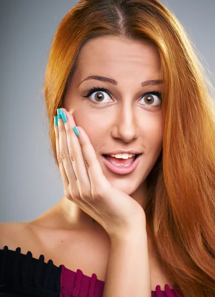 Verrast jonge vrouw met lang rood haar. — Stockfoto