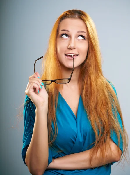 Atractiva joven con un vestido azul. Sostiene gafas y mirador —  Fotos de Stock