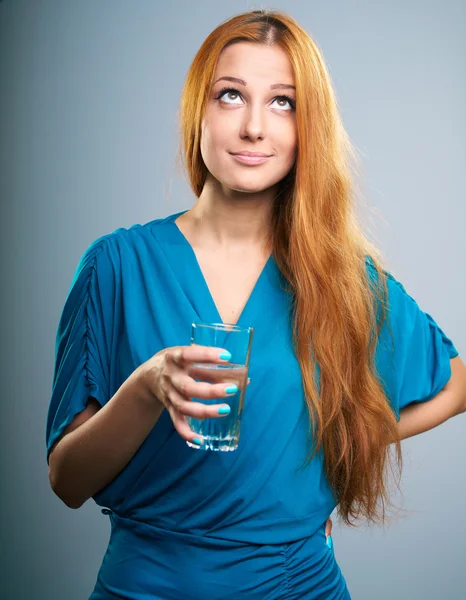 Atractiva joven con un vestido azul. Sosteniendo un vaso de minero — Foto de Stock