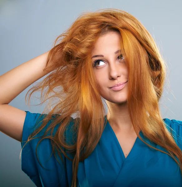 Attraente giovane donna con lunghi capelli rossi in un abito blu. Donna. — Foto Stock