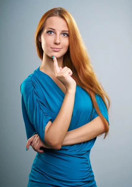 Привлекательная молодая женщина с длинными рыжими волосами в синем платье. Хольди Стоковое Фото
