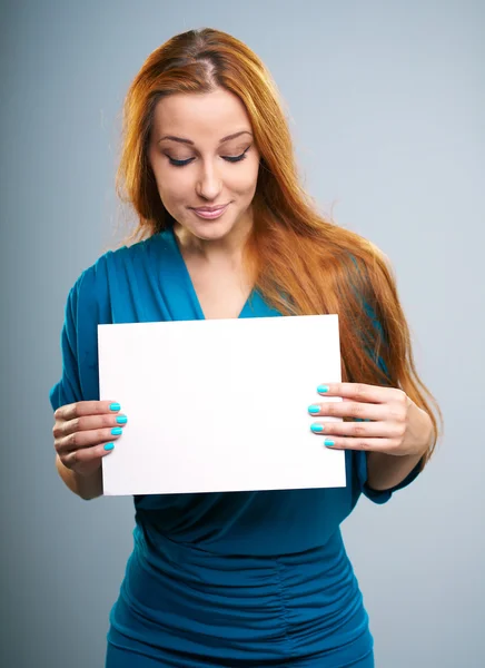 Attraente giovane donna con un vestito blu. Contiene un poster e guarda — Foto Stock