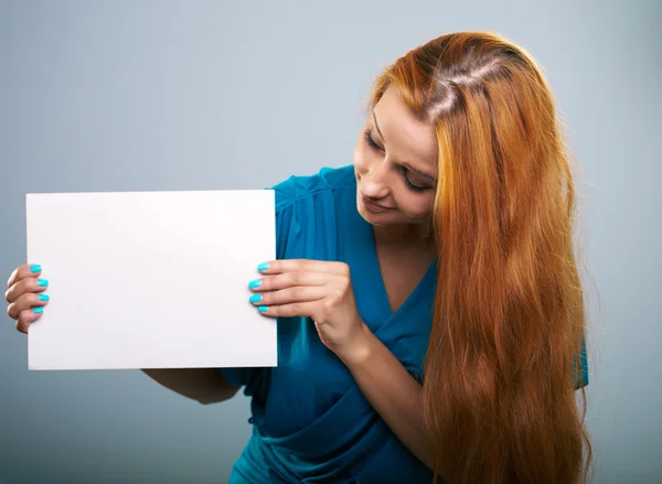 Attraktive junge Frau im blauen Kleid. hält ein Plakat und schaut — Stockfoto