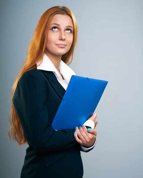 Aantrekkelijke jonge vrouw in een zwarte jas. houdt een blauwe map. l — Stockfoto