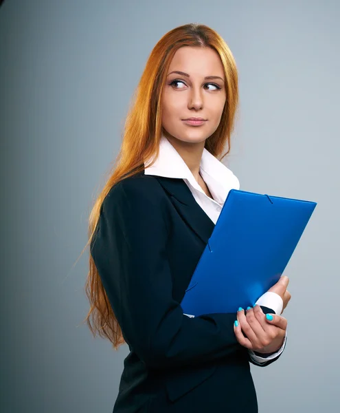 Attraente giovane donna in giacca nera. Ha una cartella blu. L — Foto Stock