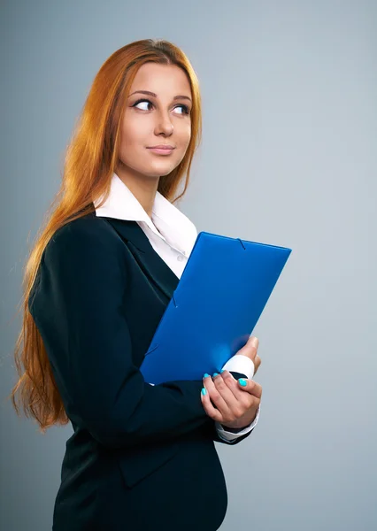 Aantrekkelijke jonge vrouw in een zwarte jas. houdt een blauwe map. l — Stockfoto