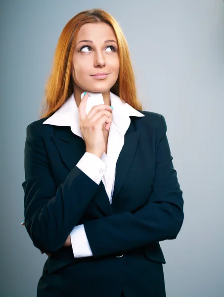 Attraente giovane donna in giacca nera. Con un telefono cellulare in mano — Foto Stock