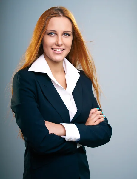 Uma jovem atraente com um casaco preto. Cabelo vermelho comprido . — Fotografia de Stock