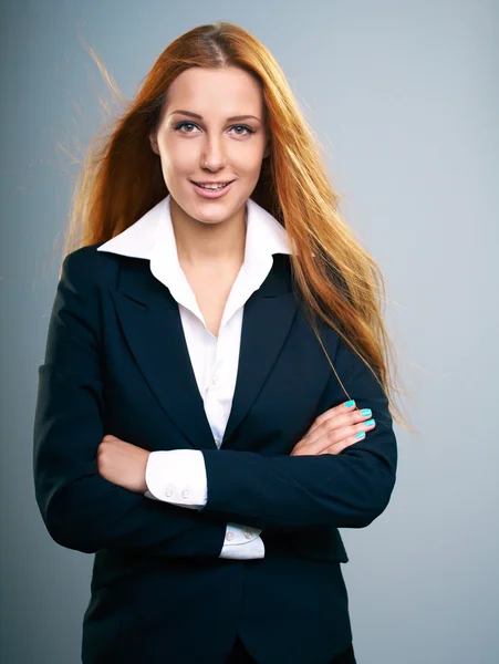 Attraente giovane donna in giacca nera. Capelli lunghi rossi . — Foto Stock