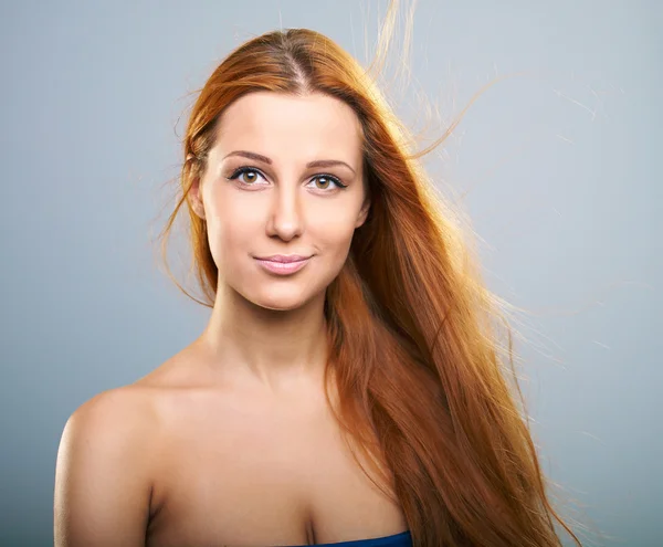 Aantrekkelijke jonge vrouw met lang rood haar. — Stockfoto